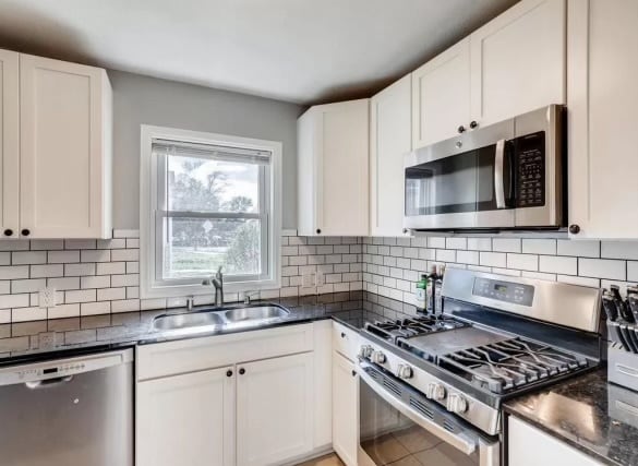 Building Photo - 1432 Lake St NE Unit 1432 B