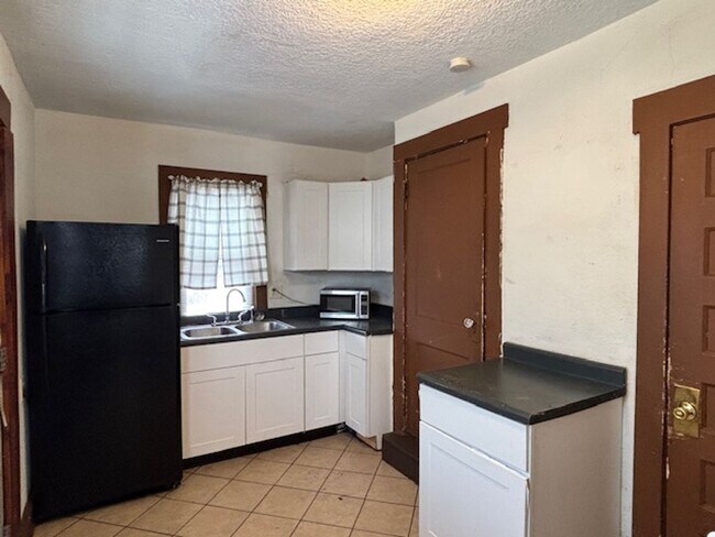 Building Photo - 3 BR/1 BA Single-Family Home in St. Paul!