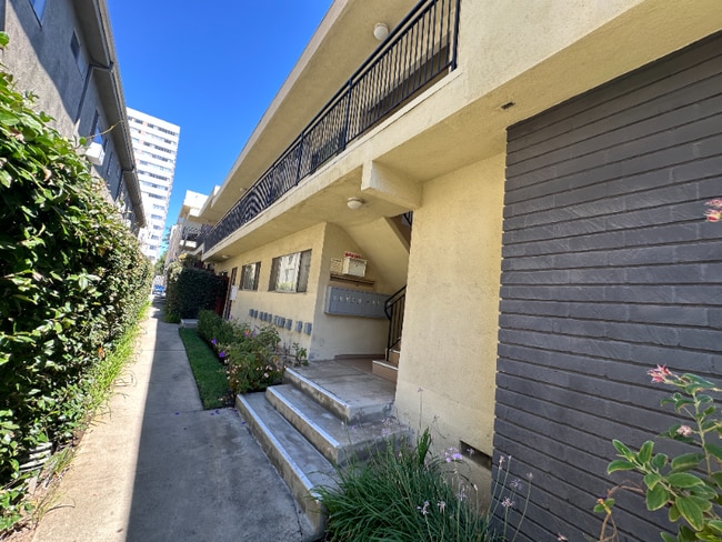 Building Photo - 1262 Granville Ave Unit 5 Rental