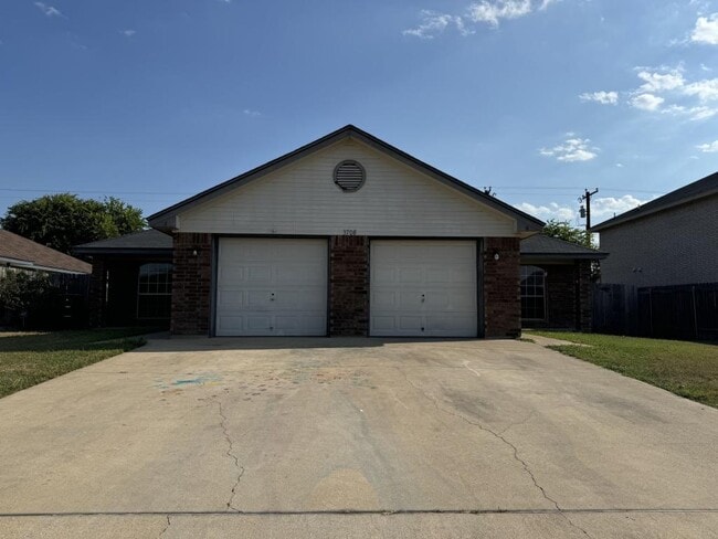 Building Photo - 3708 Gus Dr