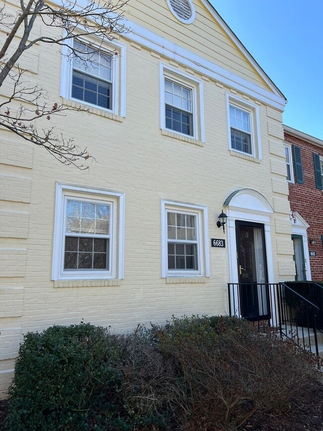 Building Photo - Well Appointed  and Updated Townhome in Downtown Bethesda