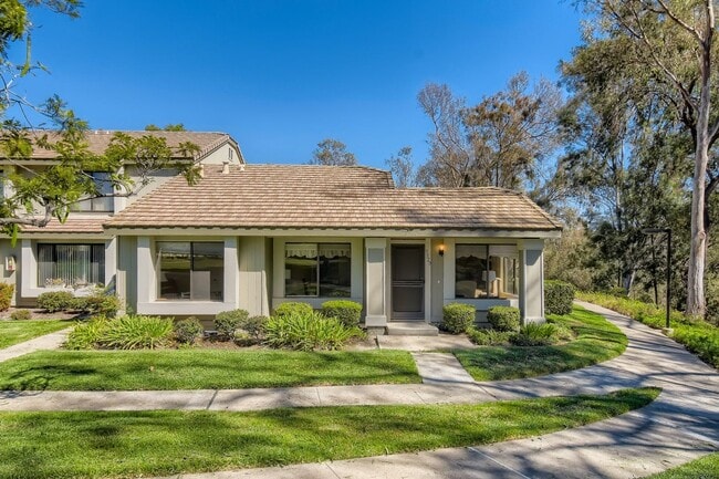 Building Photo - 2 Bedroom 1 Bath - Single Level Townhome Available mid June