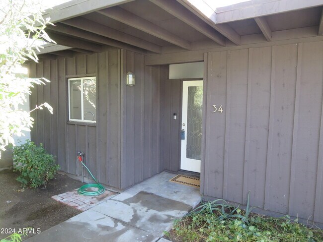 Building Photo - 1450 E Bethany Home Rd