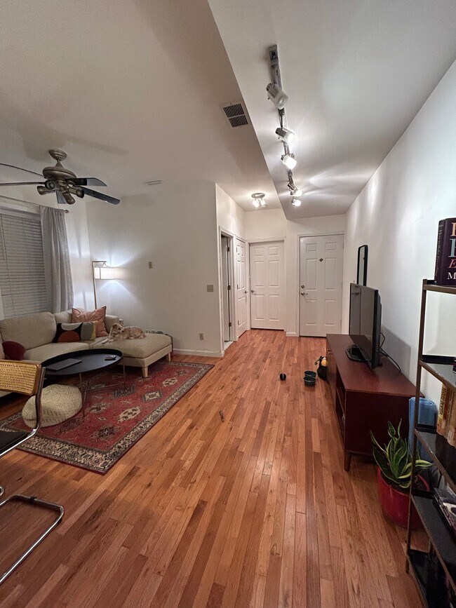 Living area - 6412 Alamo Ave Unit 2w