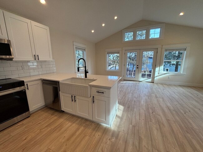 Building Photo - 480 SE Reed Market Rd