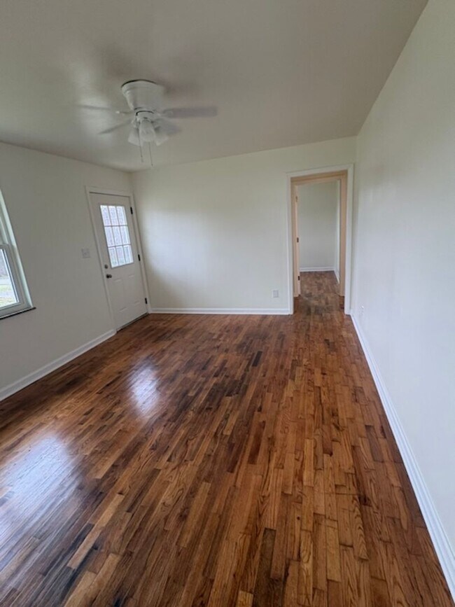 Photo - 703 White Rd