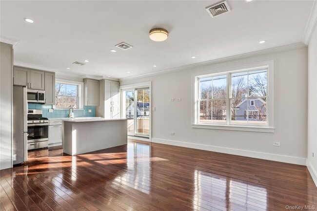 Building Photo - 385 Midland Ave Unit 2