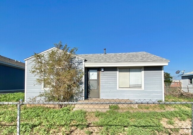 Building Photo - 2 bed 1 bath now available near Chatman Park Rental