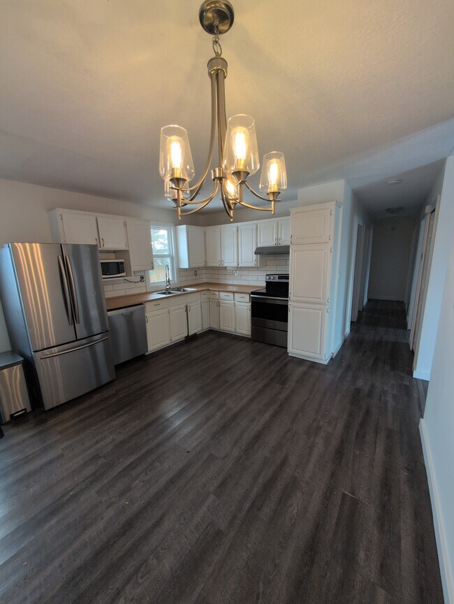 Photo - 8307-8398 98 Ave