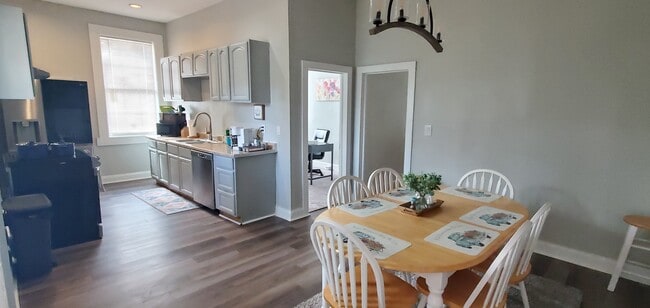 Building Photo - 4265 Floyd Rd