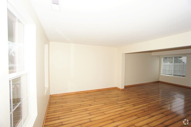 Building Photo - Large 3 bedroom 2.5 Bath + Loft + 3 car ga...