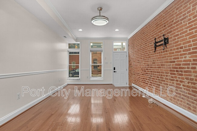 Photo - 2 W Clement St
