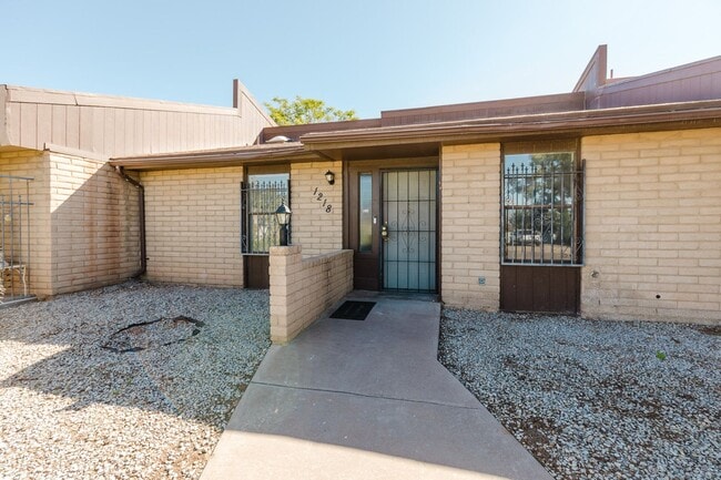 Building Photo - 2 Bedroom, 2 Bath Townhouse
