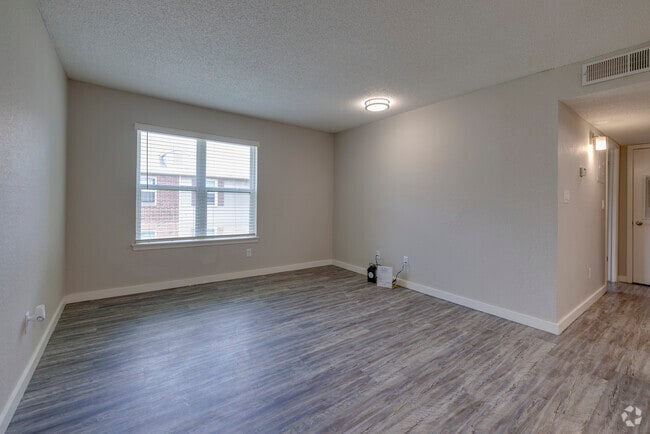 1BR, 1BA - 600SF - Living Room - Winchester Run