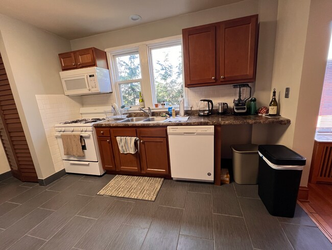 Photo - Move In June 1st 2026! 2 Bedroom 2 bath - Pet's OK - Wilmette Unit # 2