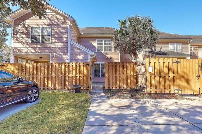 Photo - 3 bedroom fully furnished home, Pet Friend...