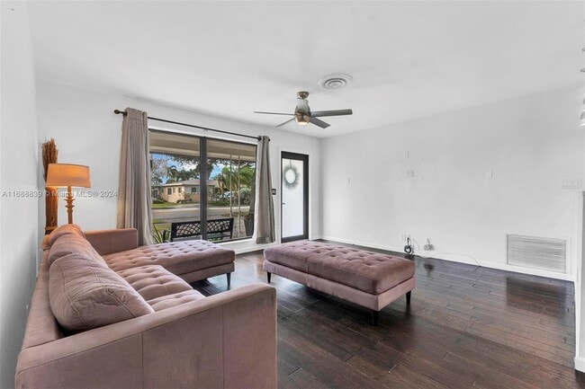 Photo - 4005 Johnson St