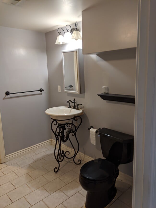 Building Photo - 170 S 1200 E Unit 170 South 1200 East