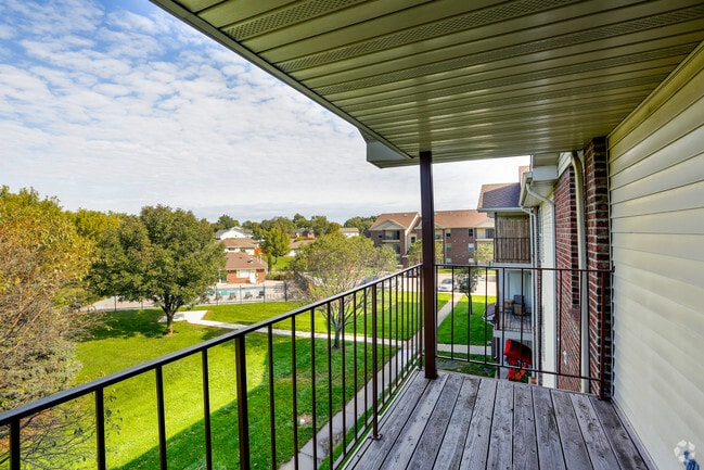 2BR, 2BA - 1038 SF