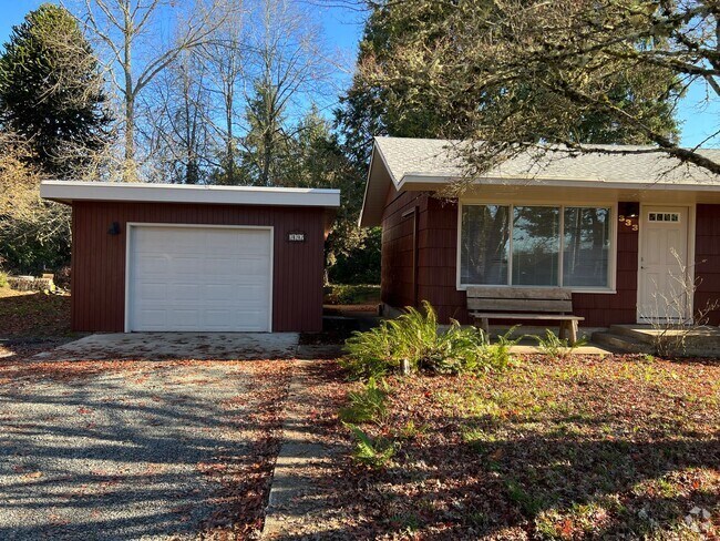 Building Photo - Freshly updated 2 bedroom duplex in Thurston! Rental