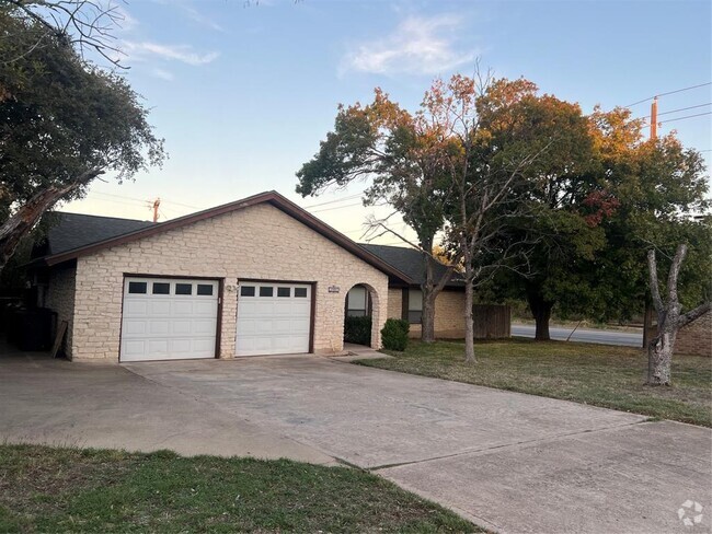 Building Photo - 2001 Deep Wood Dr Rental