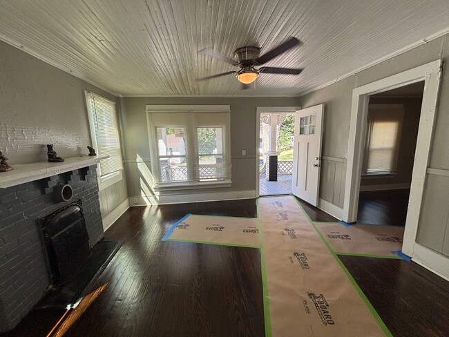Building Photo - COMING SOON!!! Spacious 3/1House! DEPOSIT-...