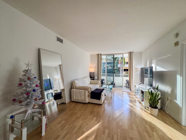 Photo - 18800 NE 29th Ave Unidad 324