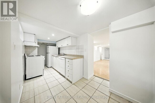 Photo - 169 Lawrence Ave W Unité Bsmt