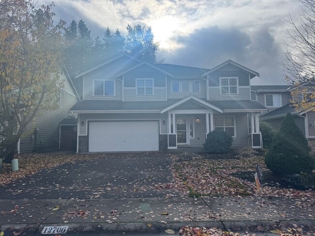 Building Photo - Three Bedroom, 2 Bath Home with New Carpet & Fresh Paint!