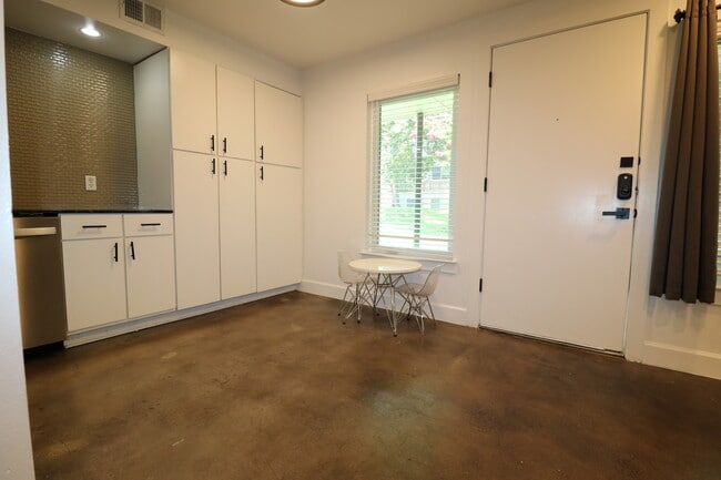 Photo - 2200 Dickson Dr Unit 124