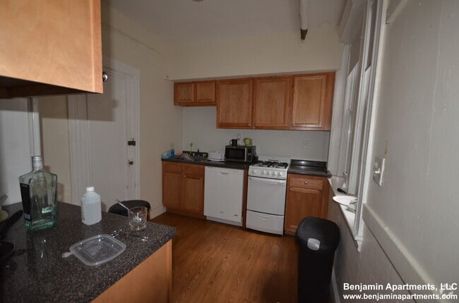 Building Photo - 131 Sutherland Rd Unit A Rental