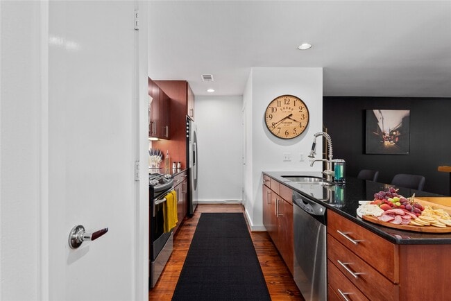 Photo - 2914 Commerce St