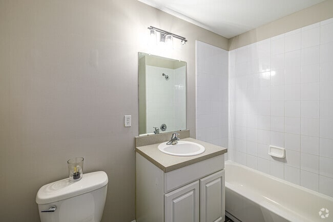 2BR, 2BA - 1,500SF - Bathroom