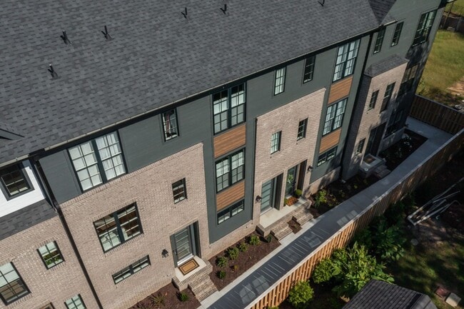 2 BR 2.5 BA- Downtown Greenville Townhome-... - 2 BR 2.5 BA- Downtown Greenville Townhome-...