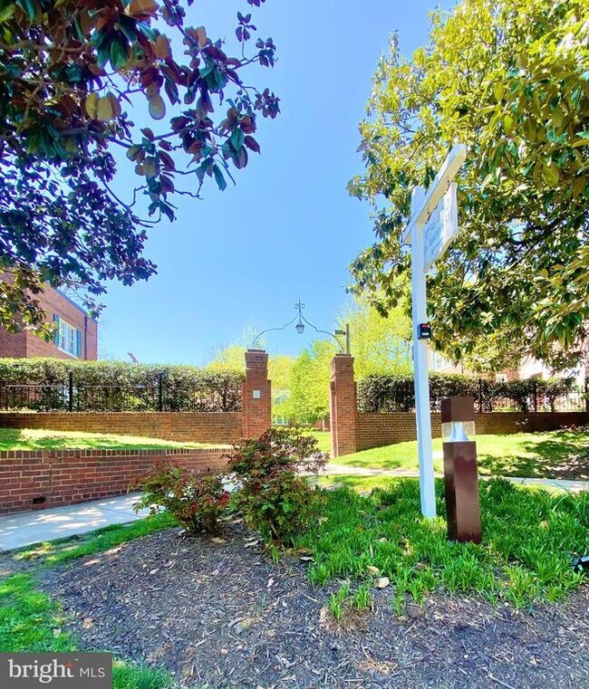 Photo - 1748 N Rhodes St Unidad 6-321
