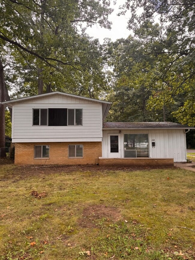 Building Photo - Beautiful 4 Bedroom 1.5 Bath HOUSE