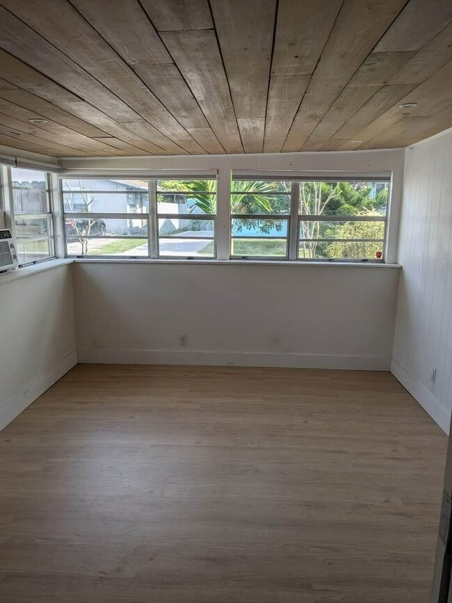 Photo - 605 NE 27th St