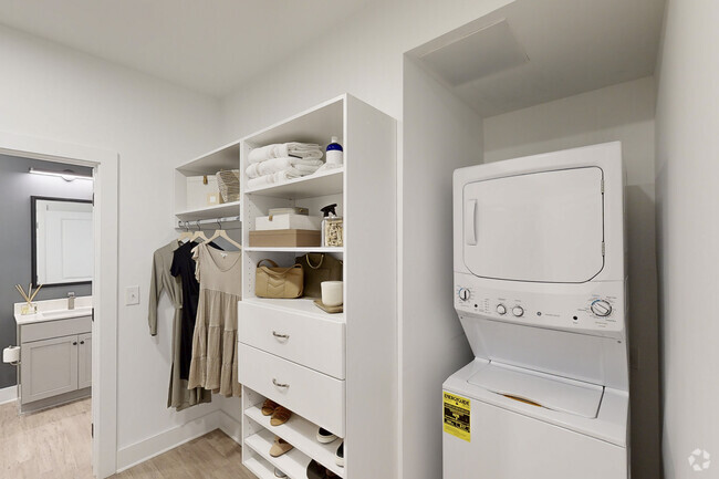 1 BR, 1 BA, 698 SF