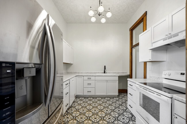 Kitchen - 217 N Sibley Ave Unit 1