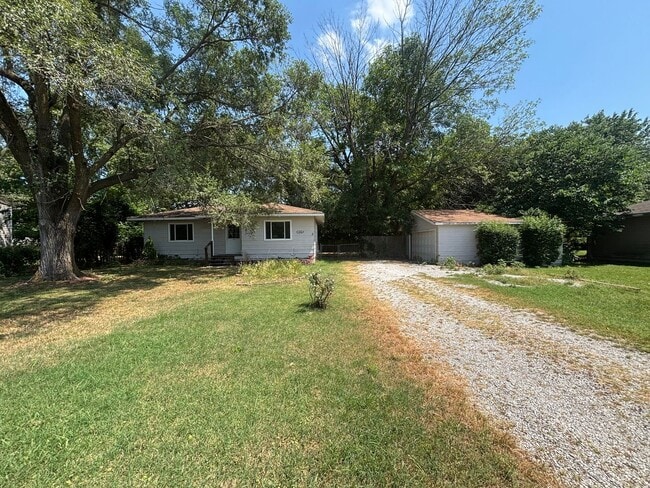 Building Photo - Recently Remodeled 2 Bedroom in West Sprin... Rental