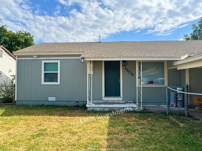 Building Photo - Renovated 4-Bed, 2-Bath Near Fort Sill — Fenced Yard & Carport