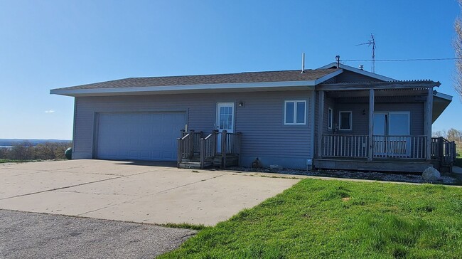 Building Photo - LARGE HOME WITH BEAUTIFUL VIEWS OF BOTH GR...