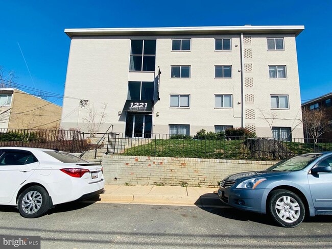 Building Photo - 1221 N Quinn St Unit 1