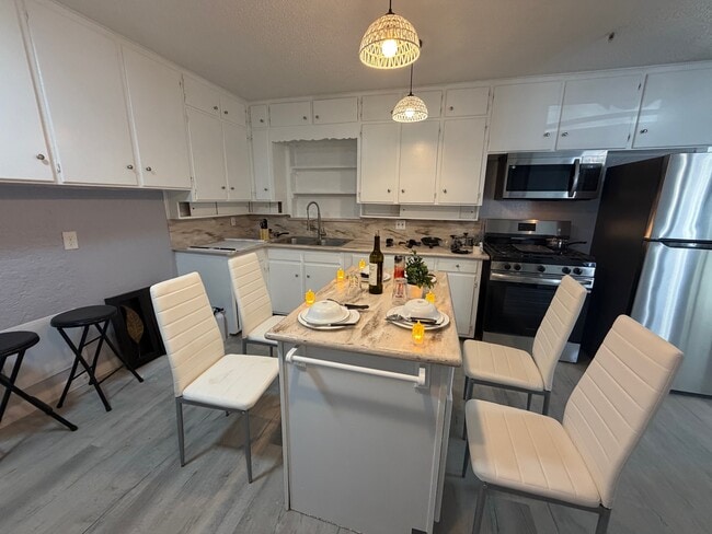 Building Photo - 2136 Ridgeway St