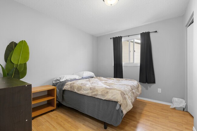 Photo - 9322-9374 74 Ave