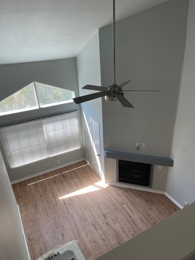 Building Photo - 5525 Canoga Ave Unit 320