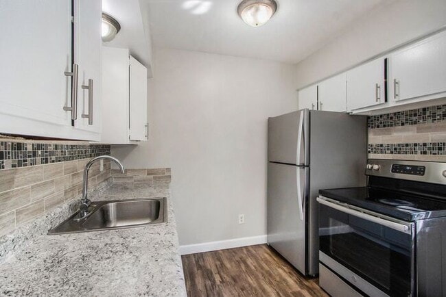 Lovely 2-Bed/1-Bath Townhouse – 850 sq. ft. of Modern Comfort - Ask about our security deposit al...