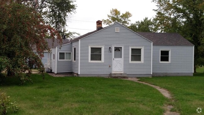 Building Photo - 4 Bedroom/ 3 Bath Home