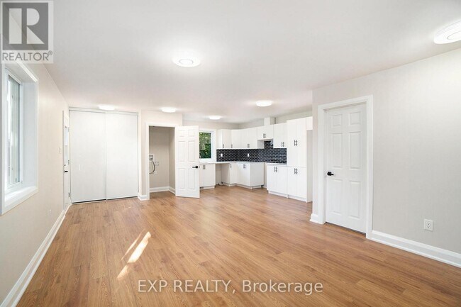 Photo - 838 St. Laurent Blvd