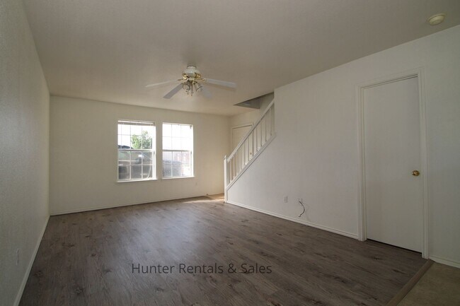 Building Photo - Stylish!